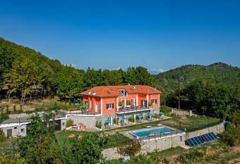Agriturismo Cascina Trevo has Balcony rooms