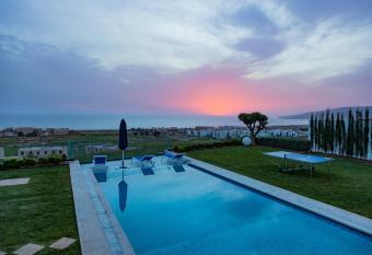 Villa Agadir Taghazout Bay Beach & Golf View allows 18 year olds to book a room