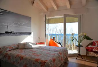 B&B Viale Italia 22 allows 18 year olds to book a room