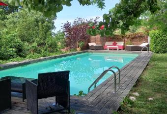 Le jardin de Sabine allows 18 year olds to book a room