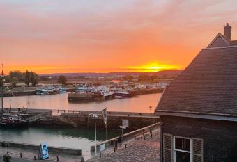 La Loge des Artistes allows 18 year olds to book a room