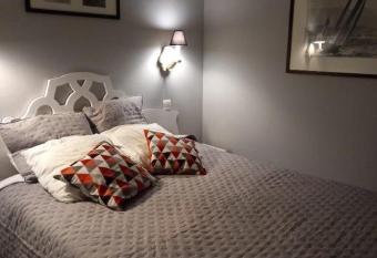 Appartement dans la r  sidence du golf - WIFI offert has rooms with a private hot tub