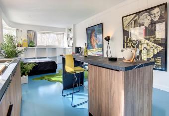 La Loge de l Op  ra allows 18 year olds to book a room