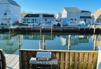 Ocean City, MD Waterfront Villa has Balcony rooms
