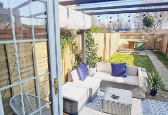 Beautiful 2bed house with garden, walking distance to town - FREE parking has Balcony rooms