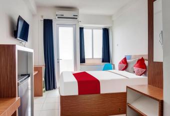 Super OYO 91045 Tower Mahakam By Toha Room allows 18 year olds to book a room