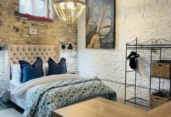 Gardener s Cwtch, Llwynhelig Manor has Balcony rooms