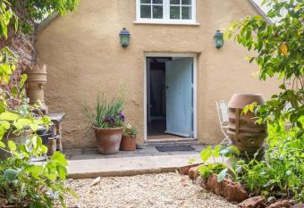 Loft Apartment nr Bath & Bristol with hot tub has rooms with a private hot tub