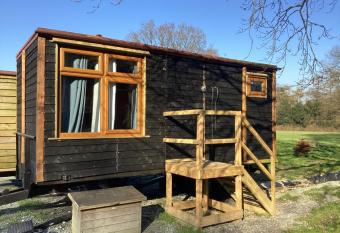 Vigo Retreat cabin 1 allows 18 year olds to book a room