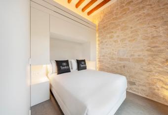 Tandem P  rtico Alicante Suites allows 18 year olds to book a room
