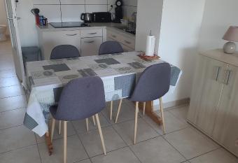 Grand appartement T2 sur la presqu ile de GIENS has Balcony rooms