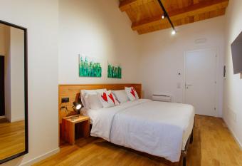 Dadi Home Camera 5 allows 18 year olds to book a room