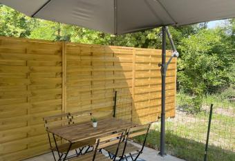 Appartement avec terrasse vue sorgue has Balcony rooms