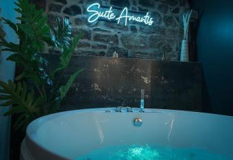 Suite Luxueuse Jacuzzi SUITE AMANTIS By Noma allows 18 year olds to book a room