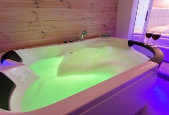 Melody De Luxe Apartment has rooms with a private hot tub