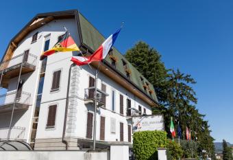 Hotel Ungheria Varese 1946 allows 18 year olds to book a room