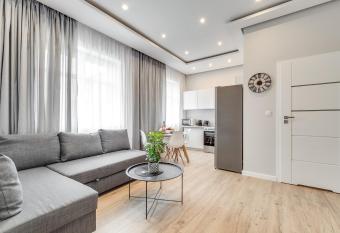 Central Platinum Apartments 28 z balkonem has Balcony rooms