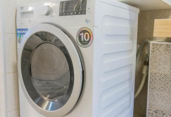 KOA - NorthSide Apartment has rooms with a private hot tub