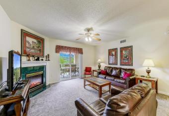 Greenbrier Getaway Whispering Pines 524 has rooms with a private hot tub