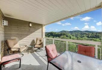 Majestic View Whispering Pines 653 has rooms with a private hot tub