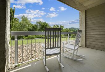 Our Happy Place Whispering Pines 414 has rooms with a private hot tub