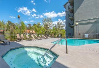 Streamsong Cedar Lodge 102 has rooms with a private hot tub
