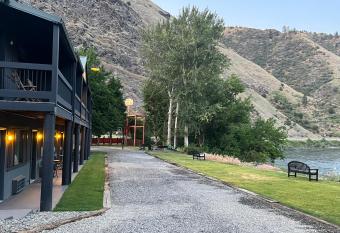 Steelhead Lodge has Balcony rooms