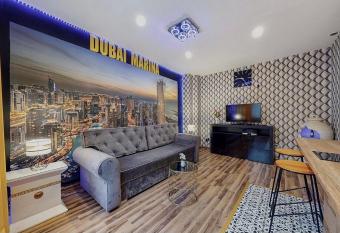 DUBAI MARINA DE LUX allows 18 year olds to book a room