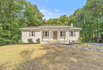 Baldwin Cottage has Balcony rooms