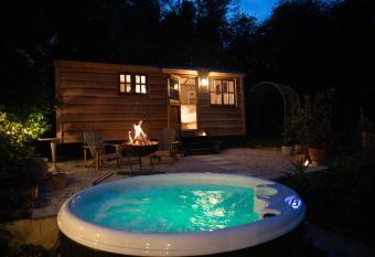Luxury, rural Shepherds Hut with hot tub nr Bath has rooms with a private hot tub