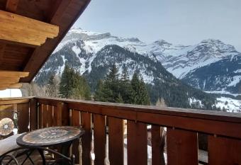 Chambre d h  tes L ours Bleu has rooms with a private hot tub