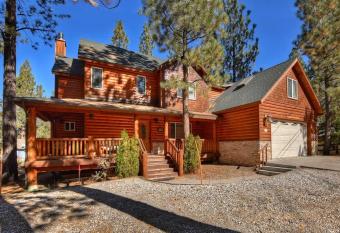 002 - Pamper Yourself has rooms with a private hot tub