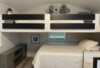 New Tiny House Near Stone Mountain Park has Balcony rooms