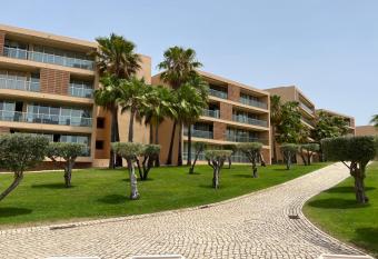 Salgados, Vila das Lagoas has rooms with a private hot tub