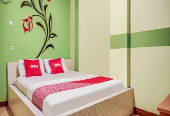 Capital O 91034 Hotel Grand Kenari allows 18 year olds to book a room