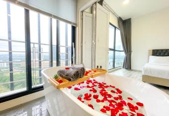 Midvalley Southkey Mosaic Suite by Nest Home has rooms with a private hot tub