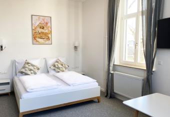 Best Boarding House allows 18 year olds to book a room