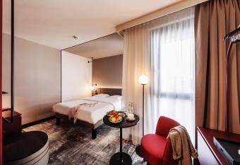 Novotel M  nster City allows 18 year olds to book a room