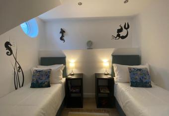 Starboard Side Brixham - Ideal seaside getaway with parking has Balcony rooms