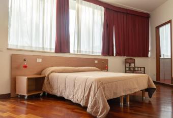 Hotel all Oasi has rooms with a private hot tub