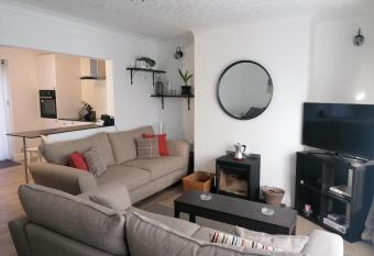 Port Side Brixham - Ideal seaside getaway - parking - wood-burner - dog friendly has Balcony rooms