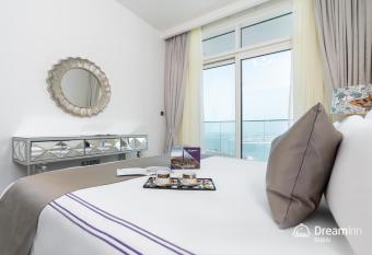 Dream Inn Apartments - Sunrise Bay Beach Front has rooms with a private hot tub