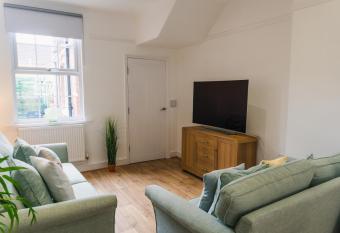 Villiers House - Comfy Stylish Home has Balcony rooms