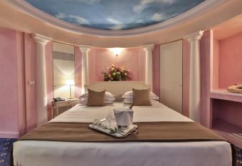 Hotel San Marco & Formula Club has rooms with a private hot tub