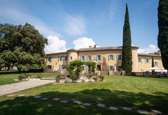 Ch  teau les Crostes allows 18 year olds to book a room