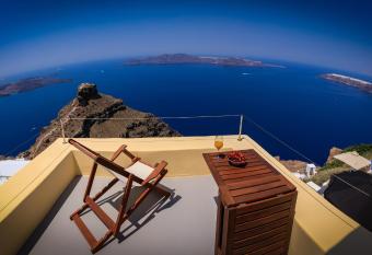 Azure Villa Santorini allows 18 year olds to book a room