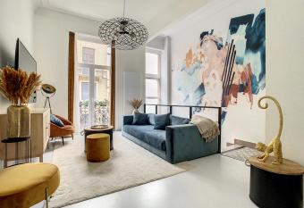 Brussels City Center allows 18 year olds to book a room