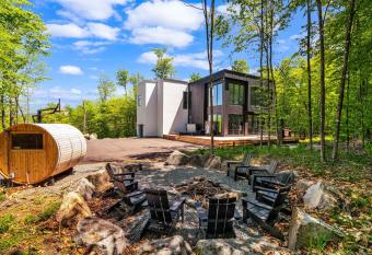 Nordic Lodge Tremblant -5 Bdrs,hot Tub,pool Table has Balcony rooms