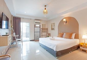 Cozzi by Grand Airport Resort has Balcony rooms