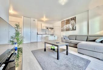 B&V PRESTIGE Residence Beysan allows 18 year olds to book a room